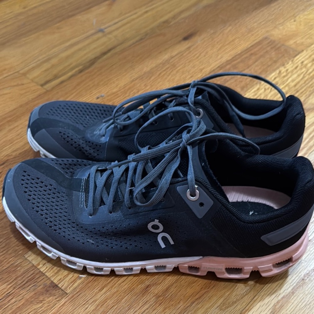 Gently Used Women’s size 7.5 On running shoes. Black/ pink